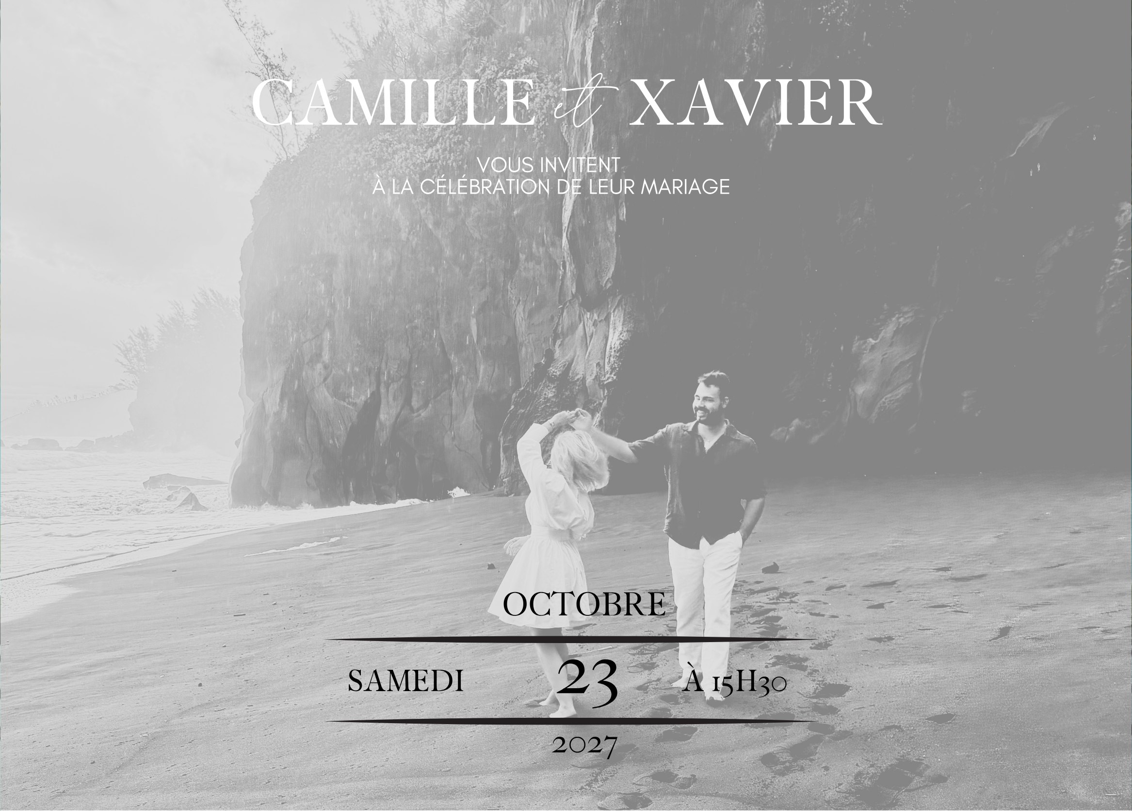Camille et Xavier dansent sur une plage de sable noir. Camille et Xavier vous invitent à la célébration de leur mariage, samedi 23 octobre 2027 à 15h30.