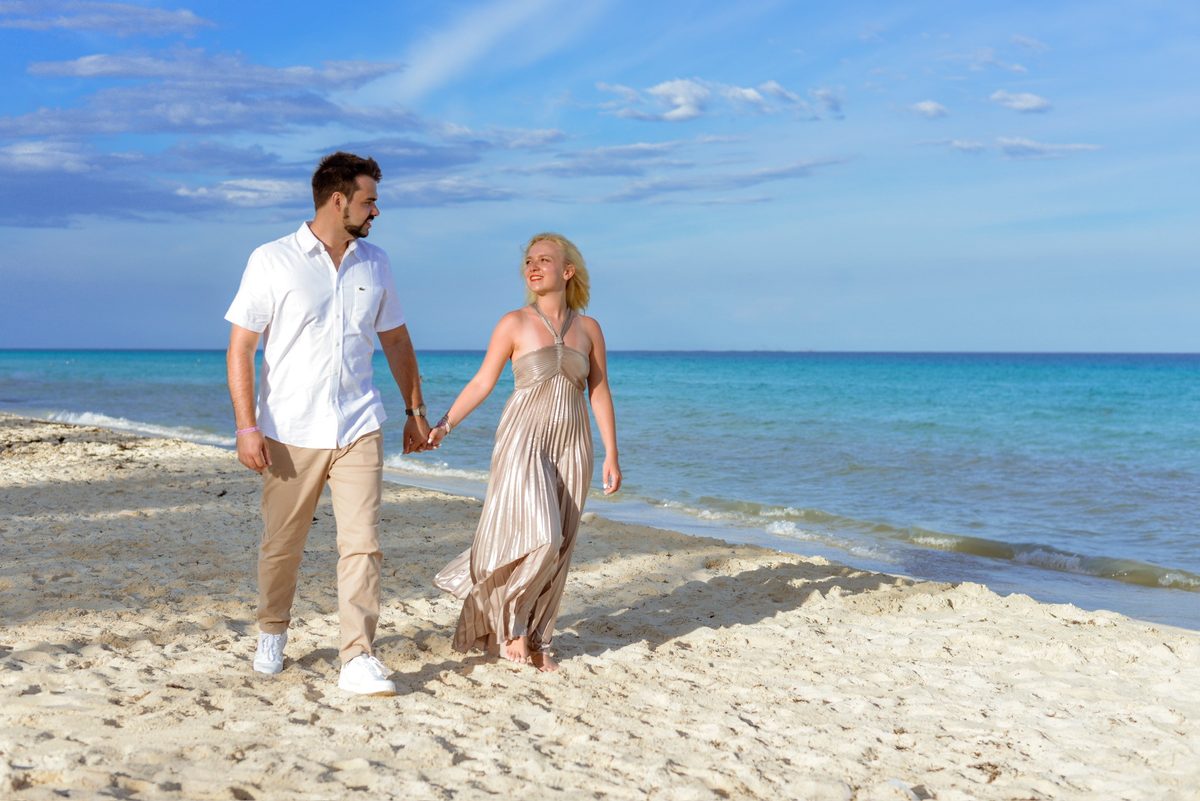 Camille et Xavier main dans la main sur la plage